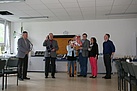 Mitarbeiterinnen und Mitarbeiter der Geschäftsstelle überreichen das Abschiedsgeschenk an Herrn Sodemann / Foto: THW/Jan Krüger
