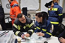Zusammenarbeit im Sachgebiet 3 "Einsatz" - Feuerwehr und THW arbeiten Hand-in-Hand zusammen. Foto: THW/Marco Bohrer